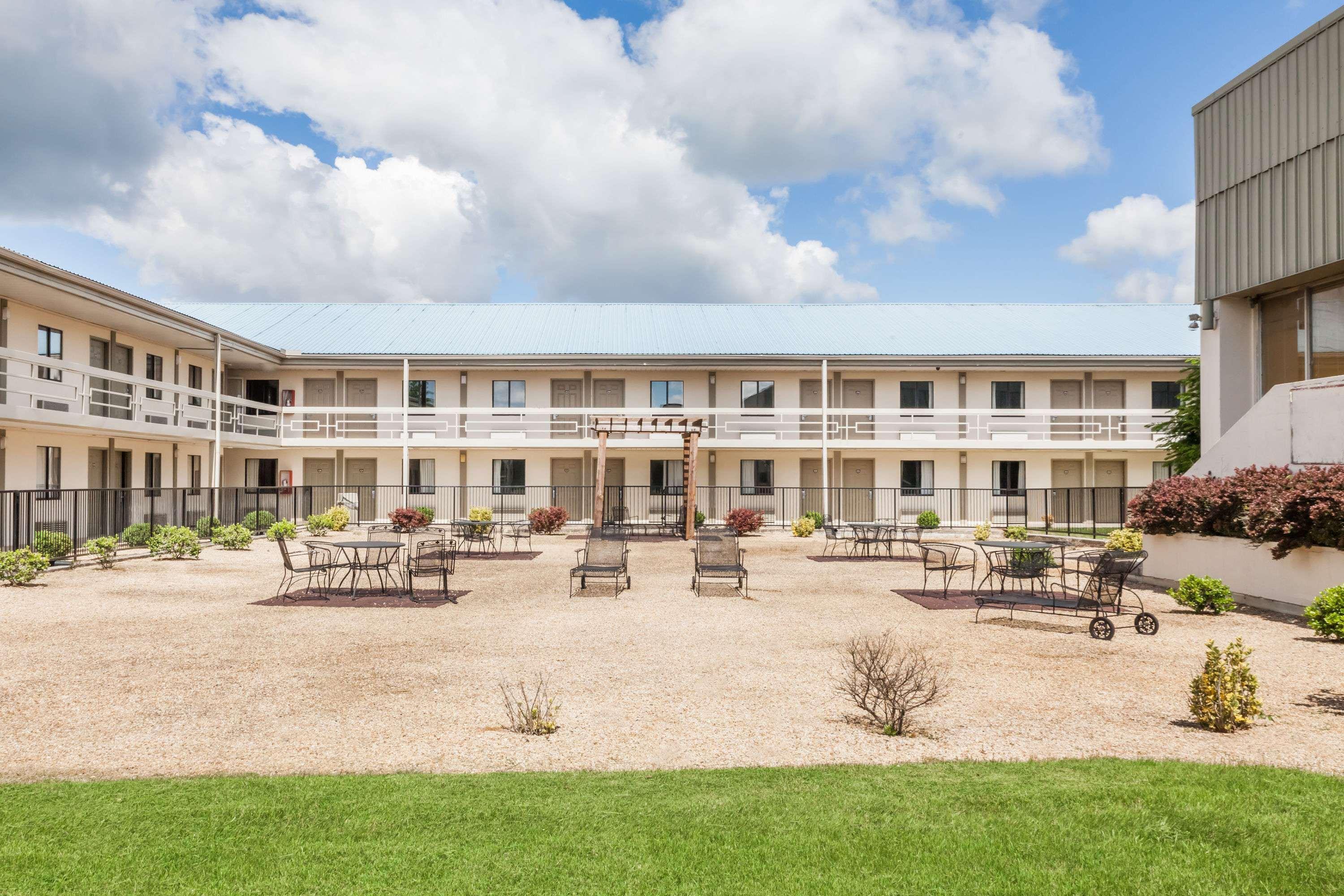 Super 8 By Wyndham Monteagle Tn Motel Exterior photo